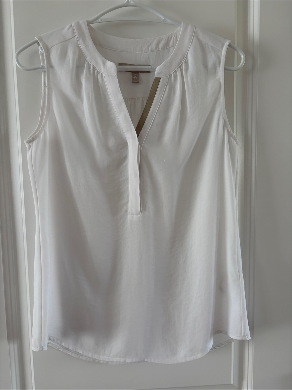Banana Republic White Sleeveless Split-Neck Blouse C26